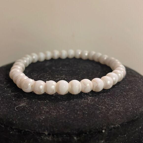 3.5” white agate colored beaded stackable stretch bracelet - Picture 1 of 8